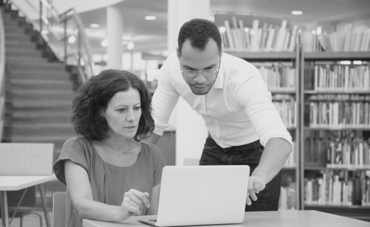 Look da sposa con palette neutra e tocchi di rosa pesca, ottimizzato per fotografia naturale all'aperto