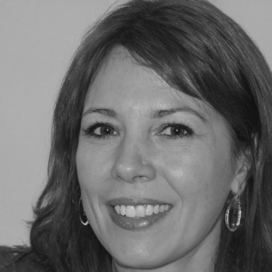 Portfolio di look monocromatici in tonalità terracotta per servizio editoriale